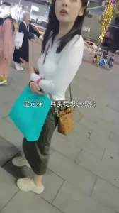 勾引裸聊约操逛街搭讪的极品御姐女神