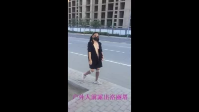 露出敞开衣服马路上走