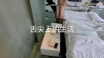 老婆穿着开档肉丝被搬腿后入，镜子里看像极了AV